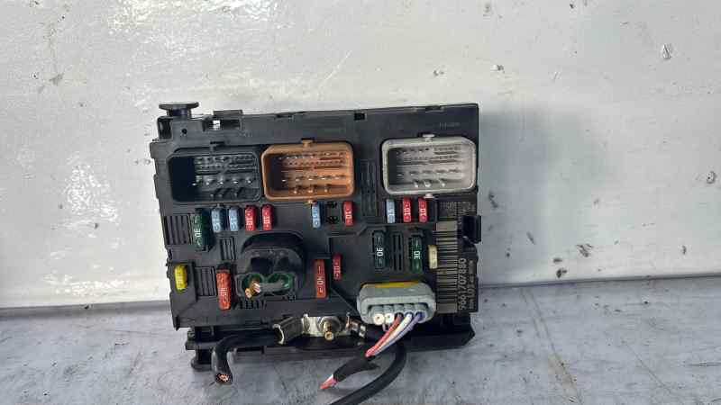 CAJA RELES / FUSIBLES