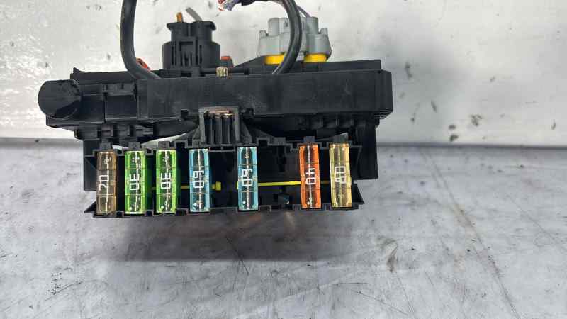 CAJA RELES / FUSIBLES