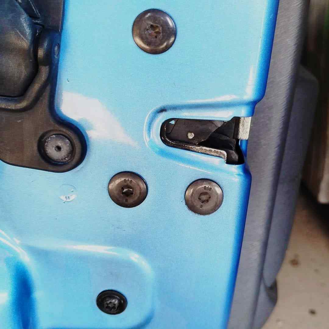 CERRADURA PUERTA DELANTERA IZQUIERDA 