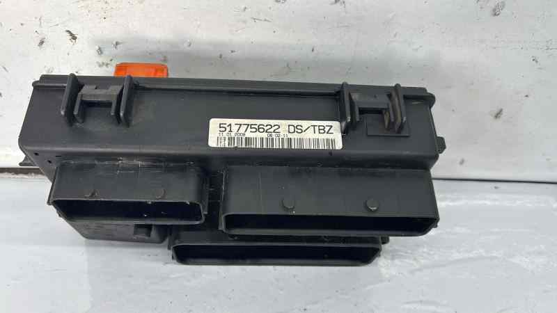 CAJA RELES / FUSIBLES