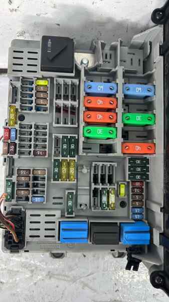 CAJA RELES / FUSIBLES