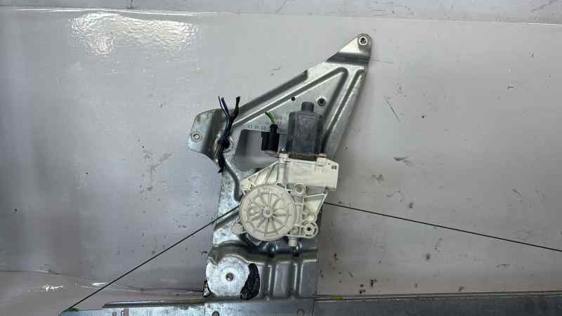 ELEVALUNAS DELANTERO IZQUIERDO