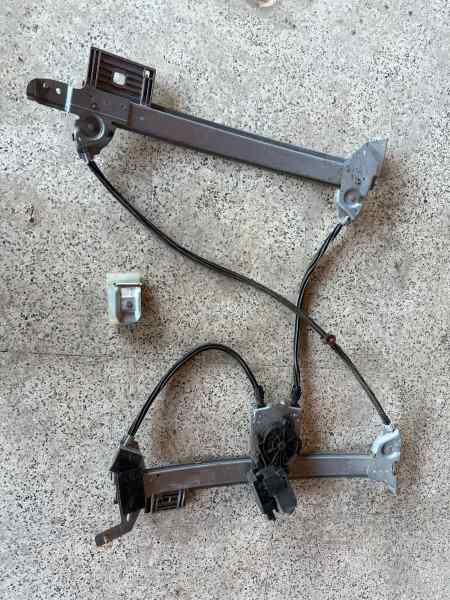 ELEVALUNAS DELANTERO DERECHO