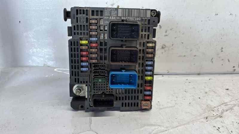 CAJA RELES / FUSIBLES