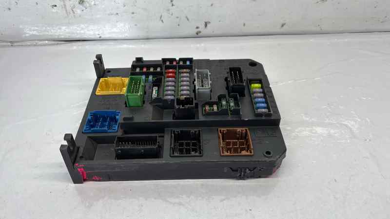 CAJA RELES / FUSIBLES