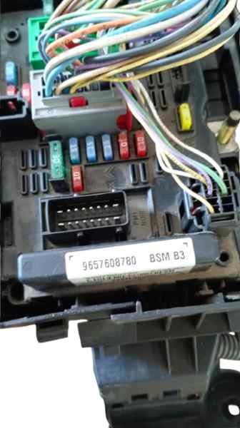 CAJA RELES / FUSIBLES