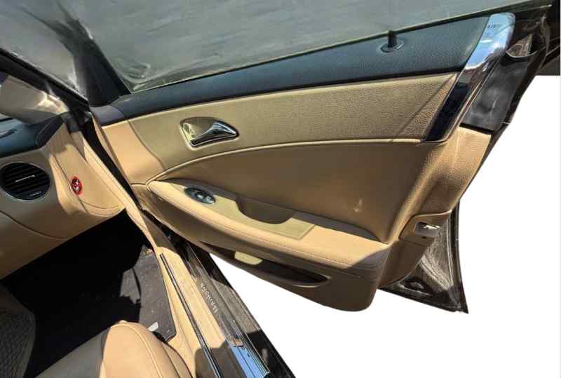 GUARNECIDO PUERTA DELANTERA DERECHA