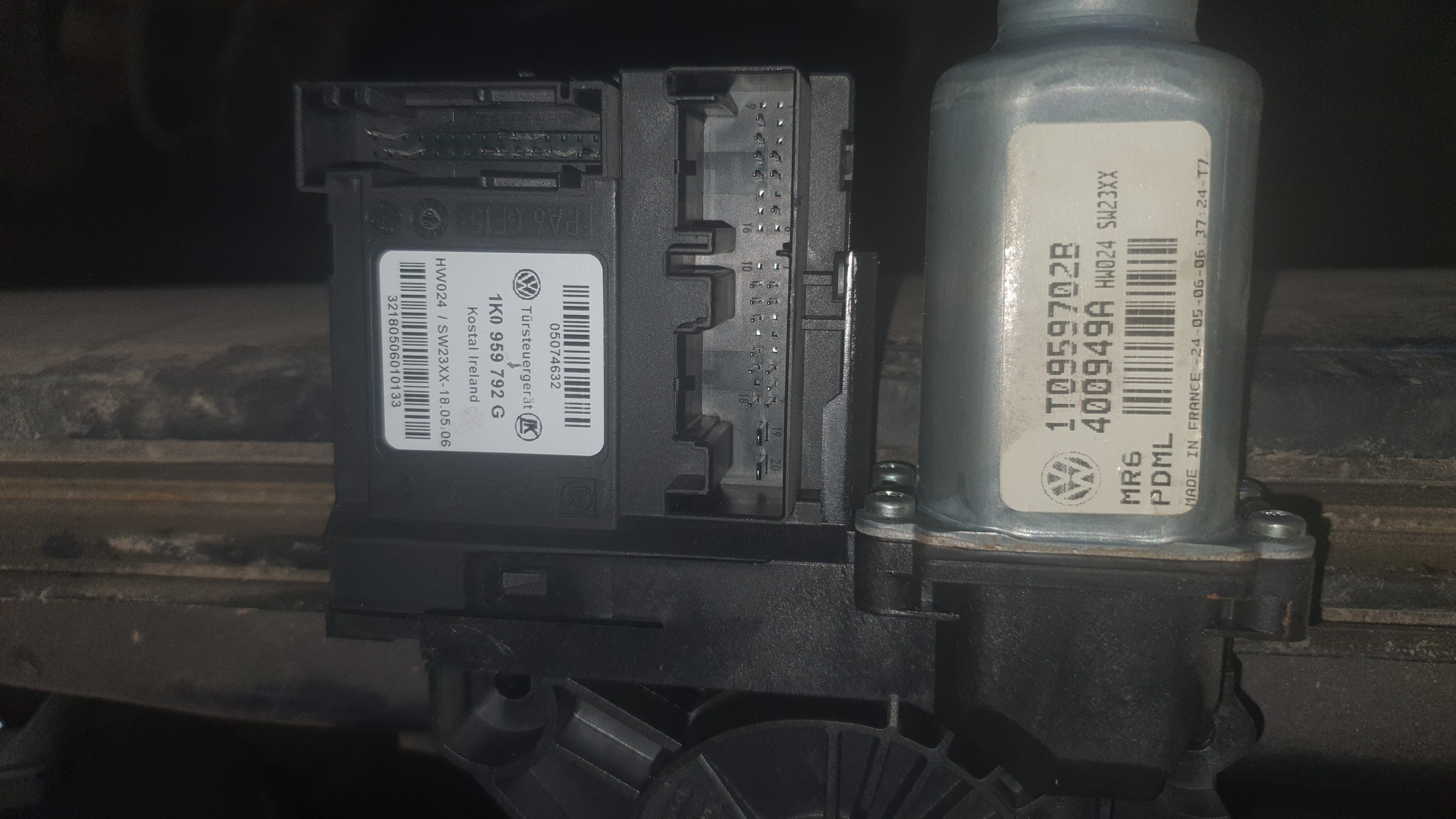 MOTOR ELEVALUNAS DELANTERO DERECHO VOLKSWAGEN TOURAN (1T2)