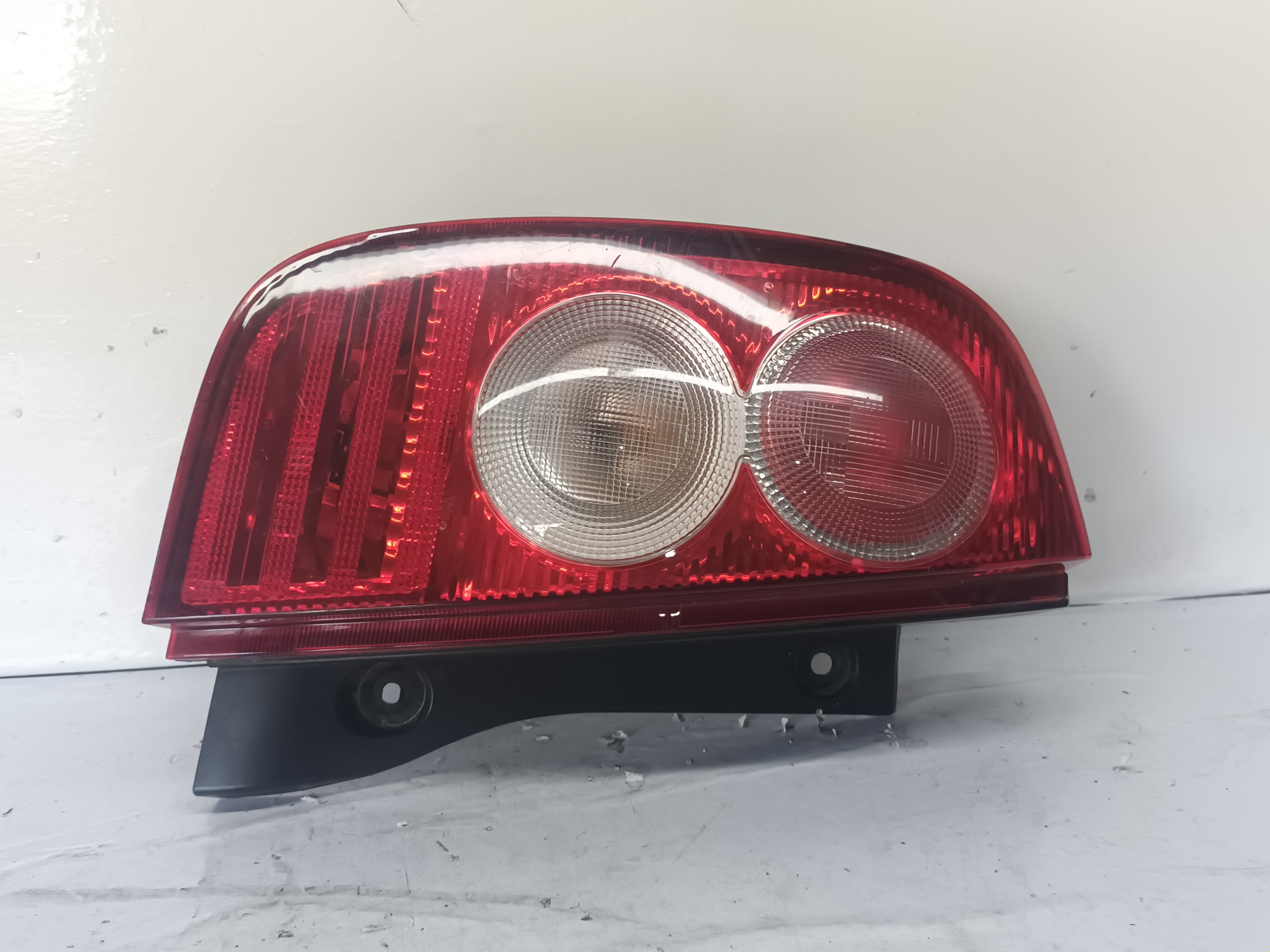 PILOTO TRASERO IZQUIERDO NISSAN MICRA (K12E)